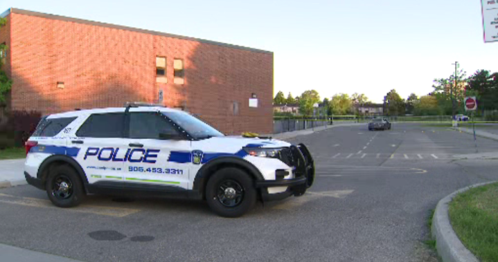 Двама души са тежко ранени, след като са били простреляни на паркинга на училище в Мисисауга: полиция