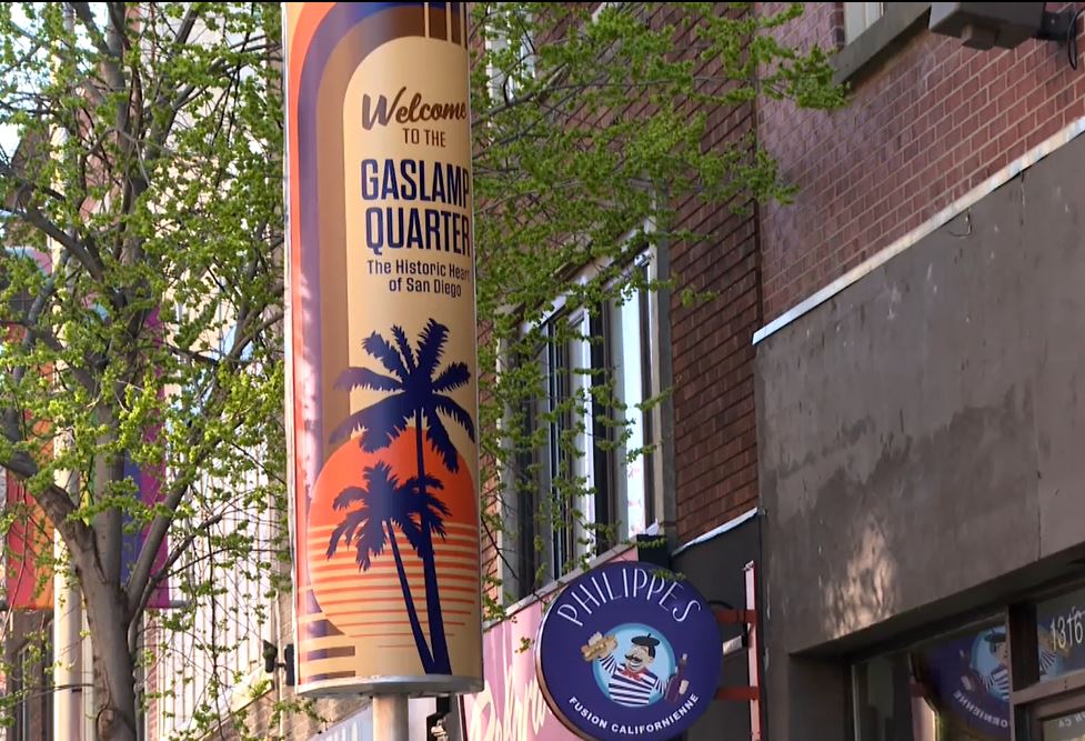 Тропически палми все още се редят в част от емблематичния