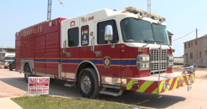 Пожарната служба в Оуквил казва, че третира пожара в дом