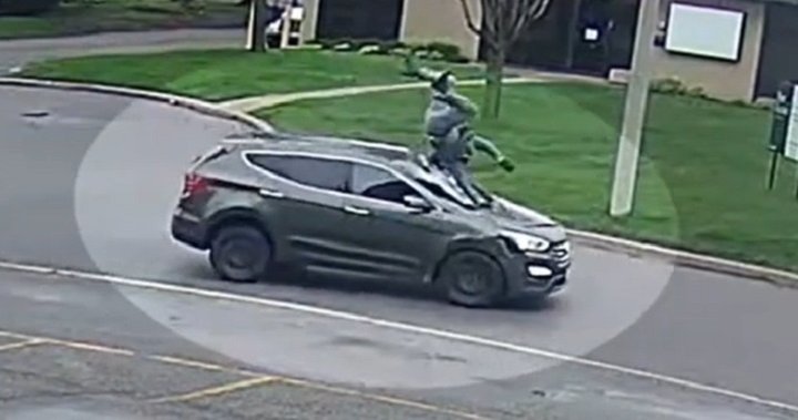 Шокиращи видеоклипове показват полицай, блъснат от превозно средство по време на отстраняване на кражби на автомобили в Торонто