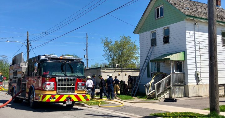Пожарникарите спасиха трима души по време на пожар в дом