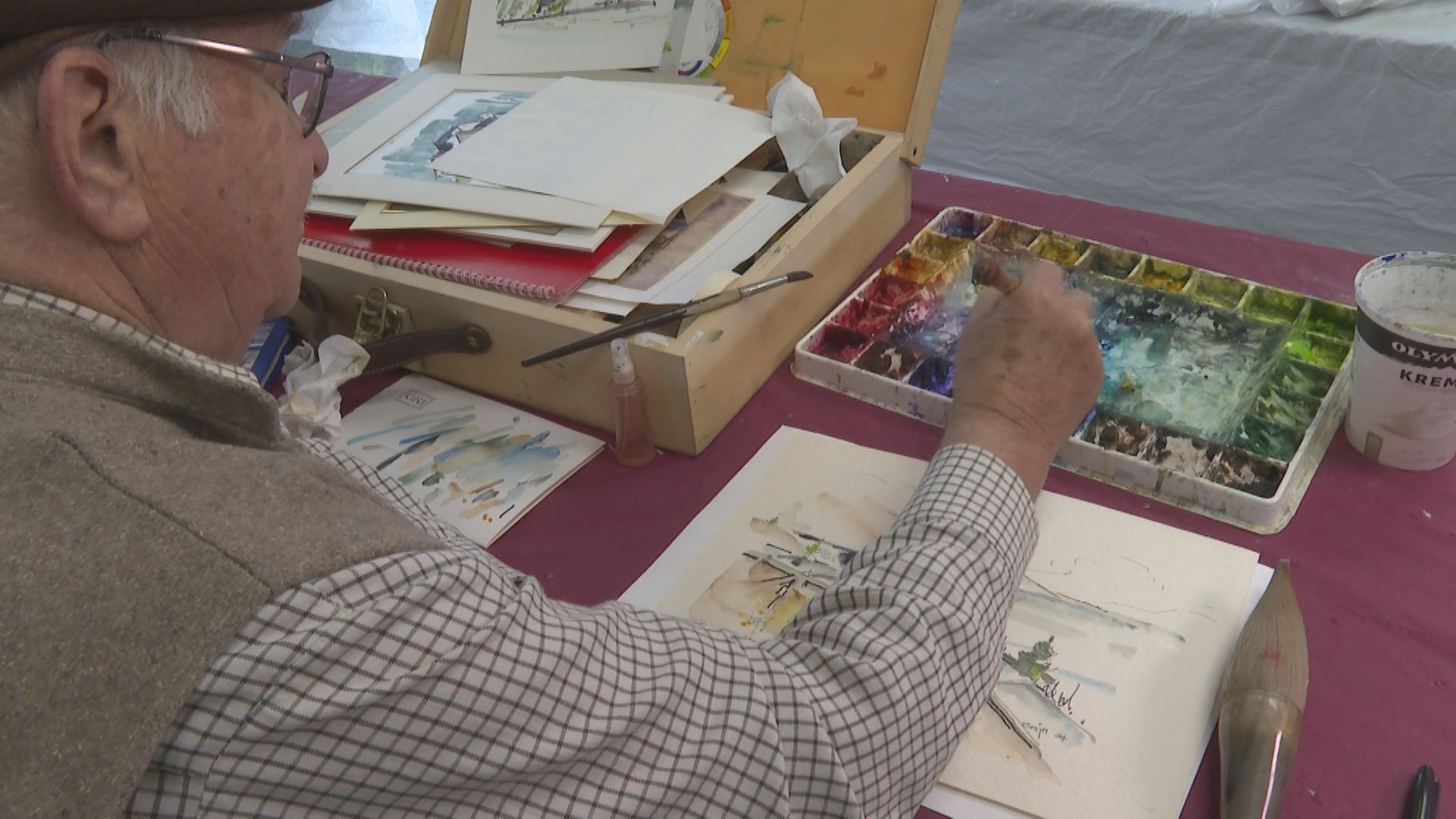 Всеки щрих на четката е завихрен с боя и заобиколен