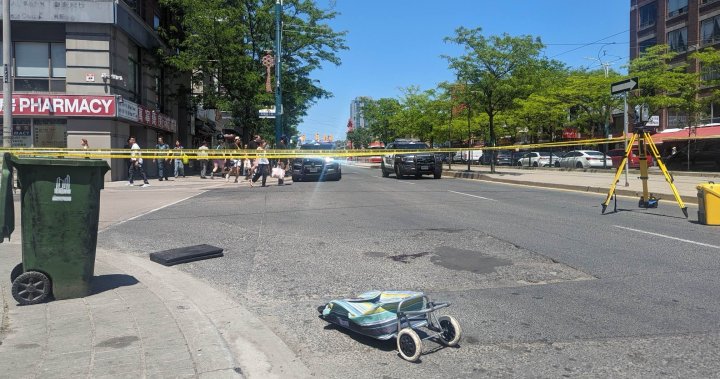 Възрастен мъж с опасност за живота, след като беше блъснат от превозно средство в центъра на Торонто