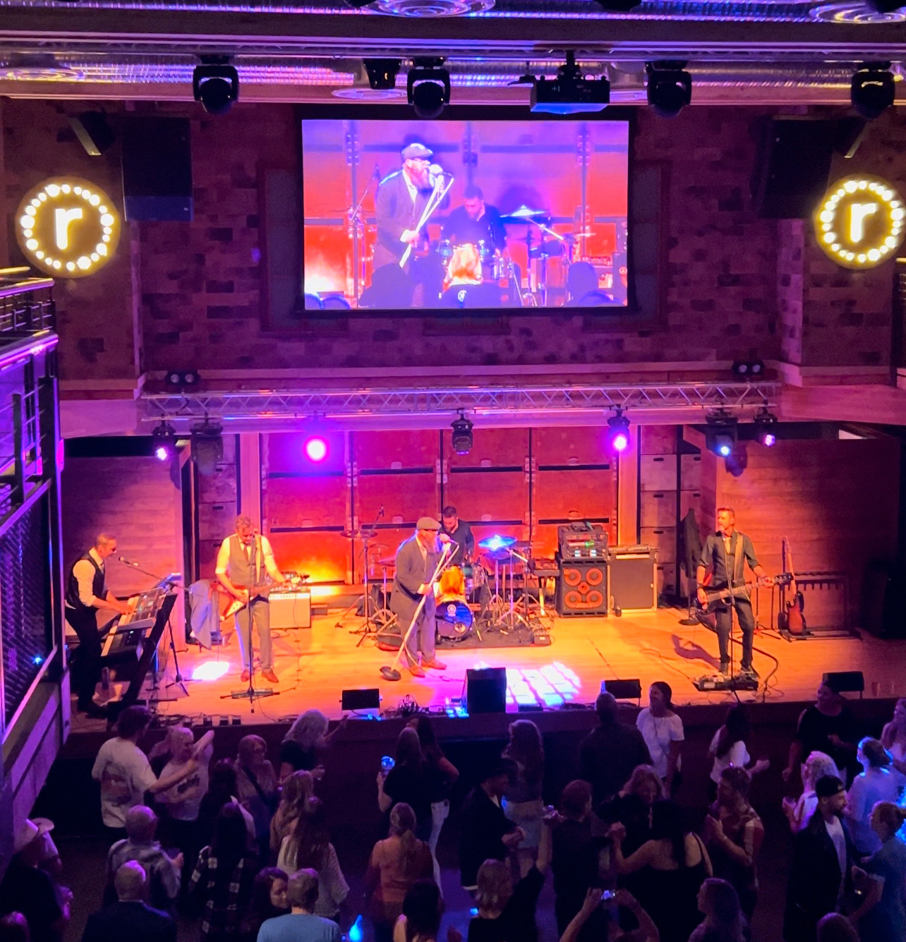 Близо 20 000 долара бяха събрани на концерт в неделя