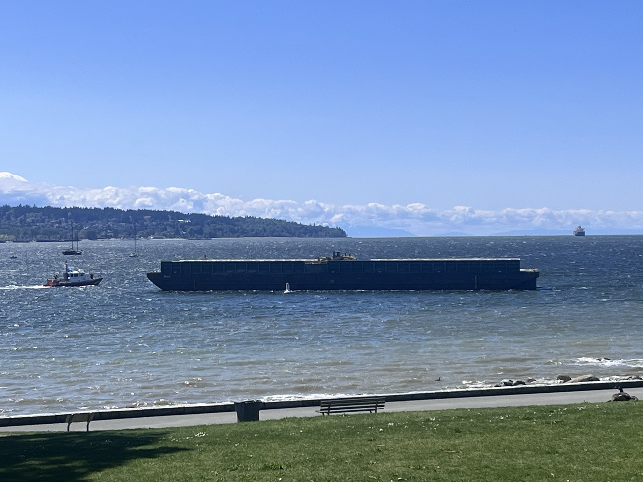 Екипажи на канадската брегова охрана бяха разположени във вторник за