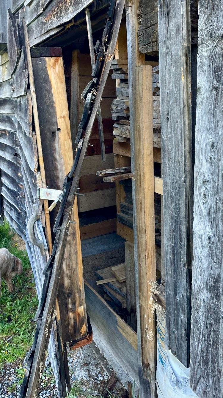 Историческа дъскорезница югоизточно от Питърбъроу Онтарио беше намерено вандализирано по рано