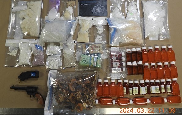 Фентанил, хапчета, пари в брой и кухненски уреди, открити при нападение в Западен Келоуна: RCMP