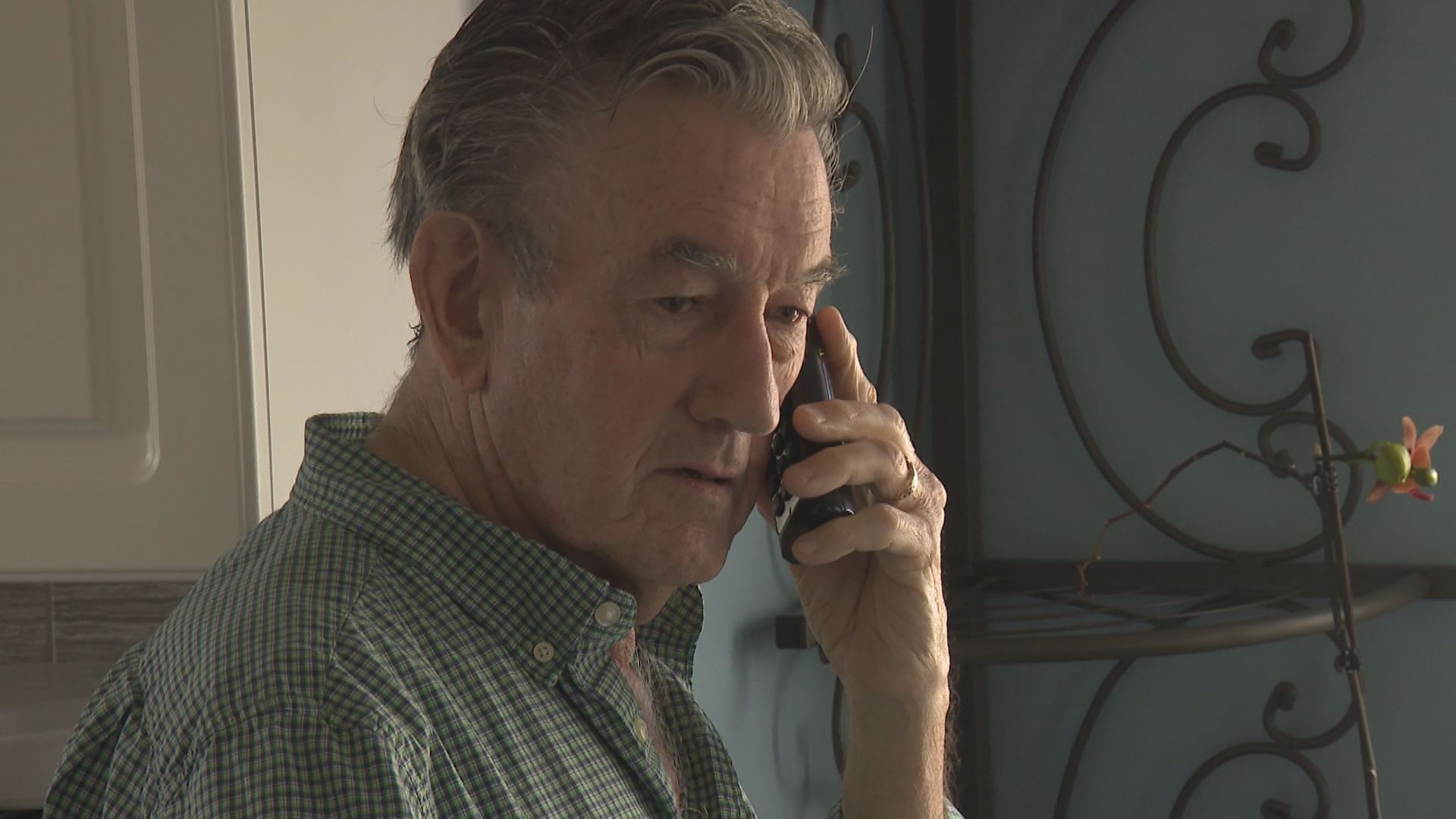 Познаващ измамите пенсионер от Калгари предупреждава другите след като измамници