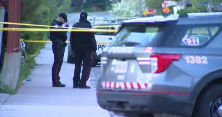 Полицията в Торонто съобщи че мъж на около 30 години