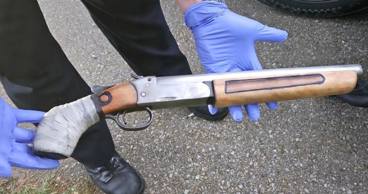Полицията конфискува отрязана пушка, арестува 4 души по време на спиране на трафика в Кеймбридж