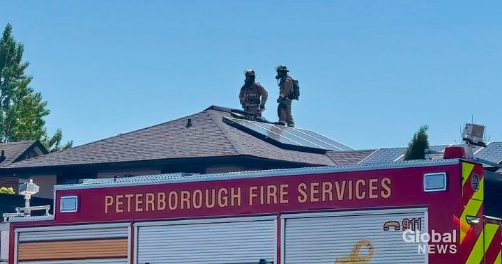 Пожарникарите в Питърбъро се борят със слънчевия панел, запален в дома в южната част на града