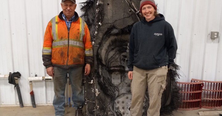 Мъж от Саскачеван който намери огромно парче космически боклук във