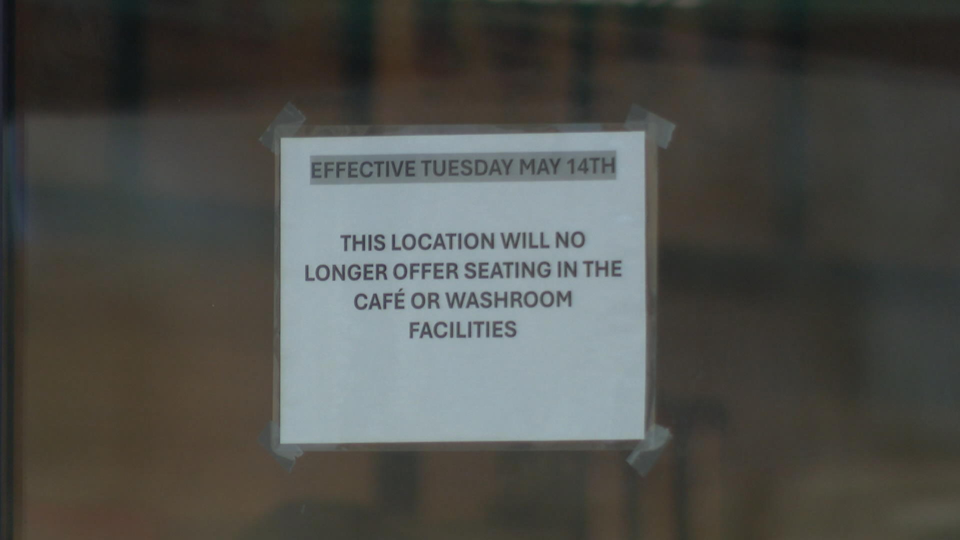 Бележка на вратата на Starbucks в Саскатун повдига дискусия за