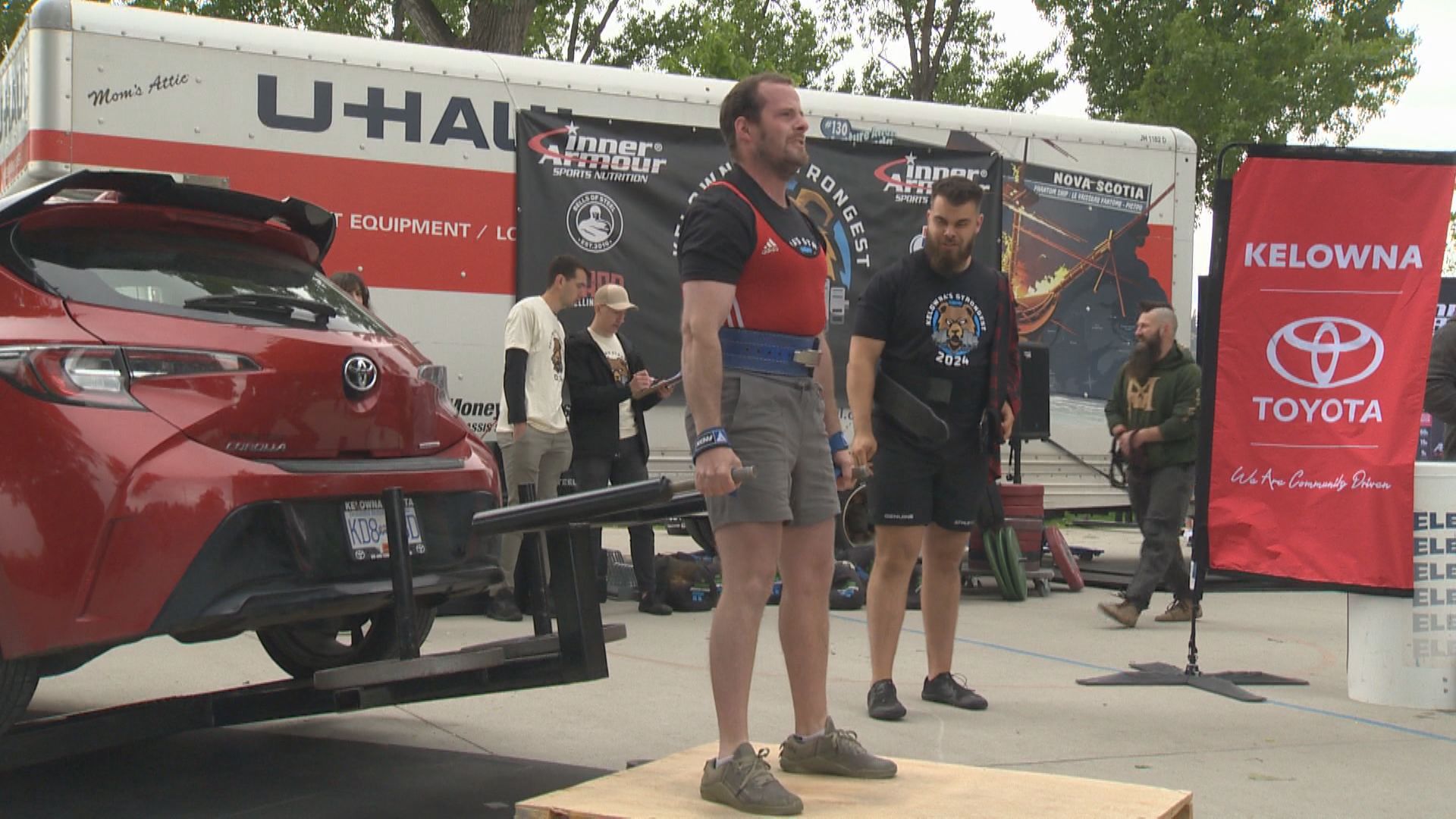 Осемдесет състезатели се подредиха за да вдигнат превозно средство пред