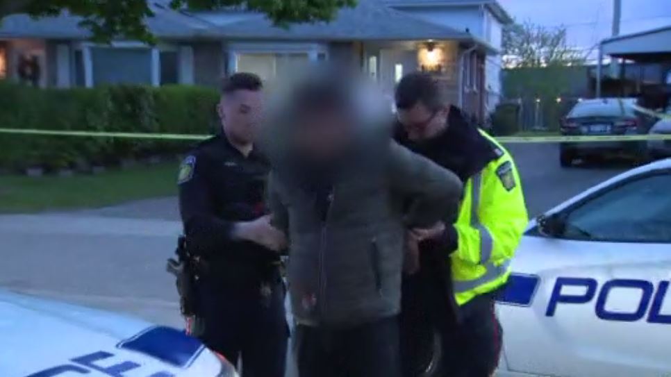 Длъжностни лица казват че трима души включително двама тийнейджъри са