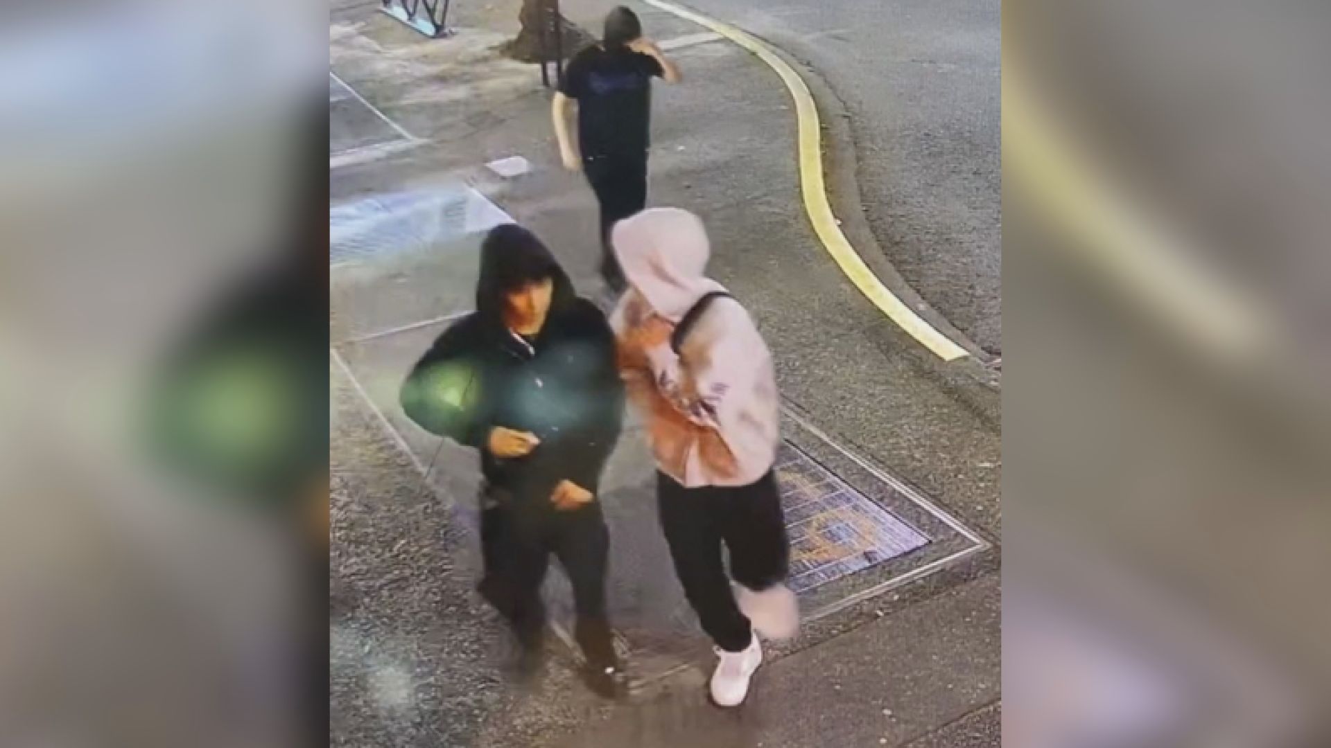 Двама младежи бяха нападнати и напръскани с лютив спрей в