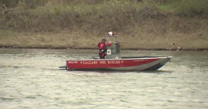 Мъж е откаран по спешност в болница, след като е бил изваден от река Боу