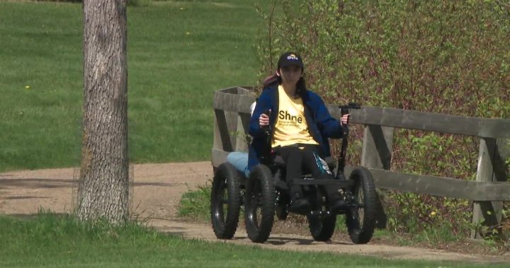 Младежи от Едмънтън получават нов живот с инвалидна количка за всякакви терени
