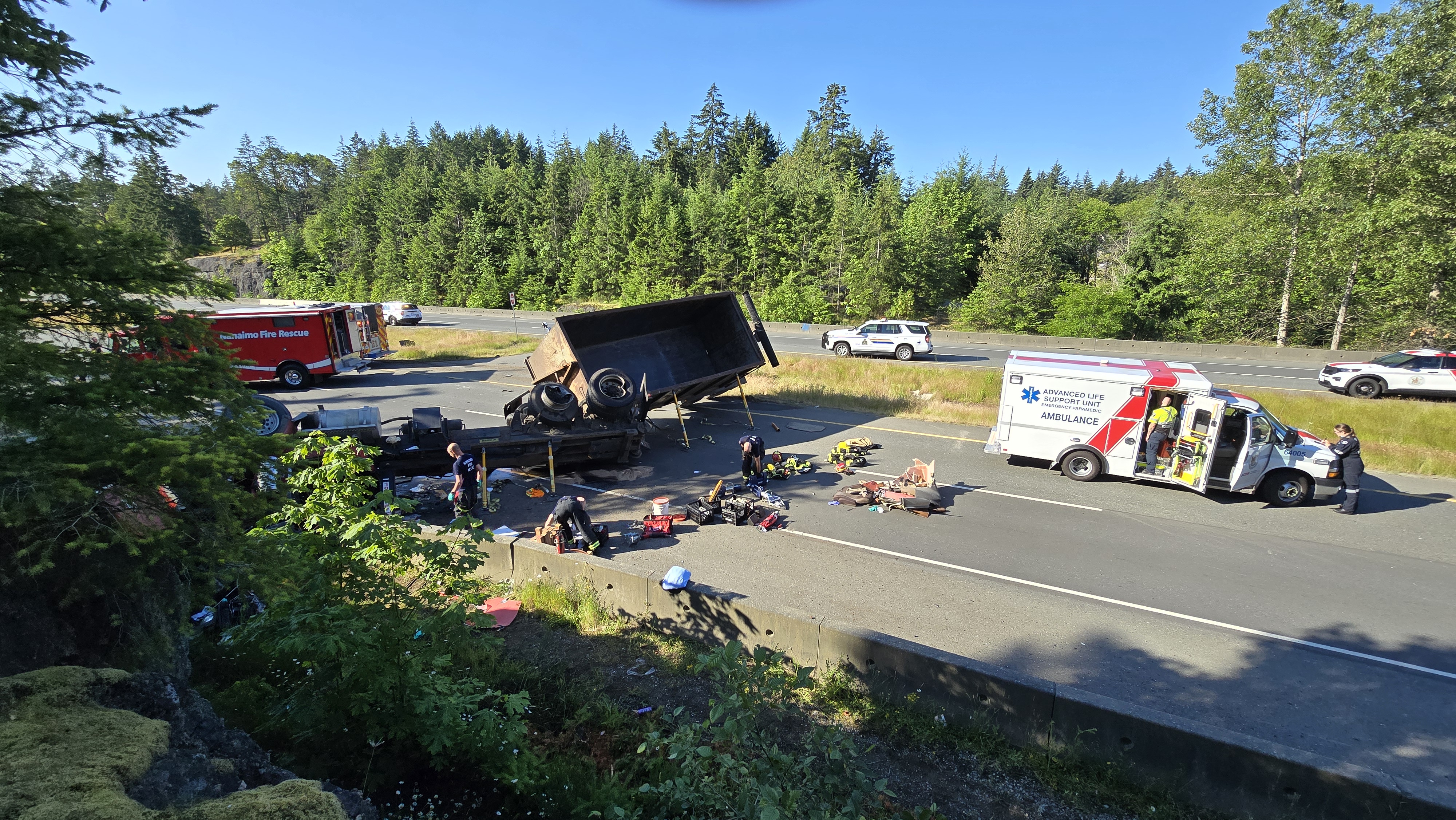 Служителите на RCMP приветстват шофьор на камион като герой след