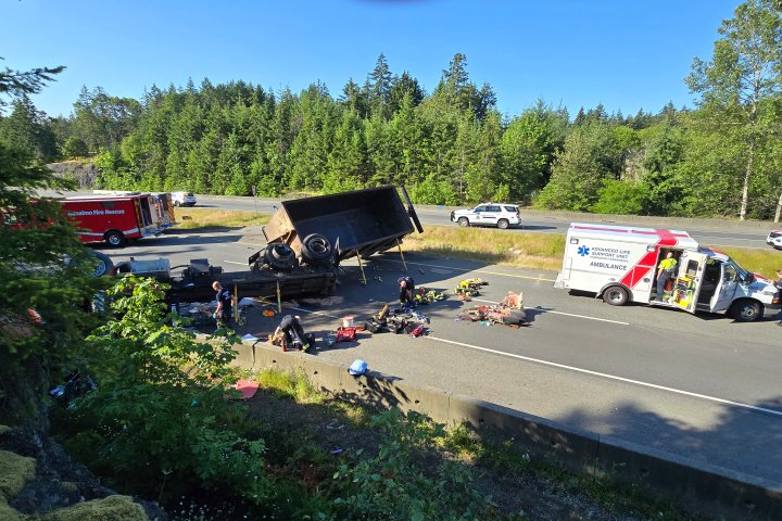 Highway closed, 2 sent to hospital following crash in Nanaimo