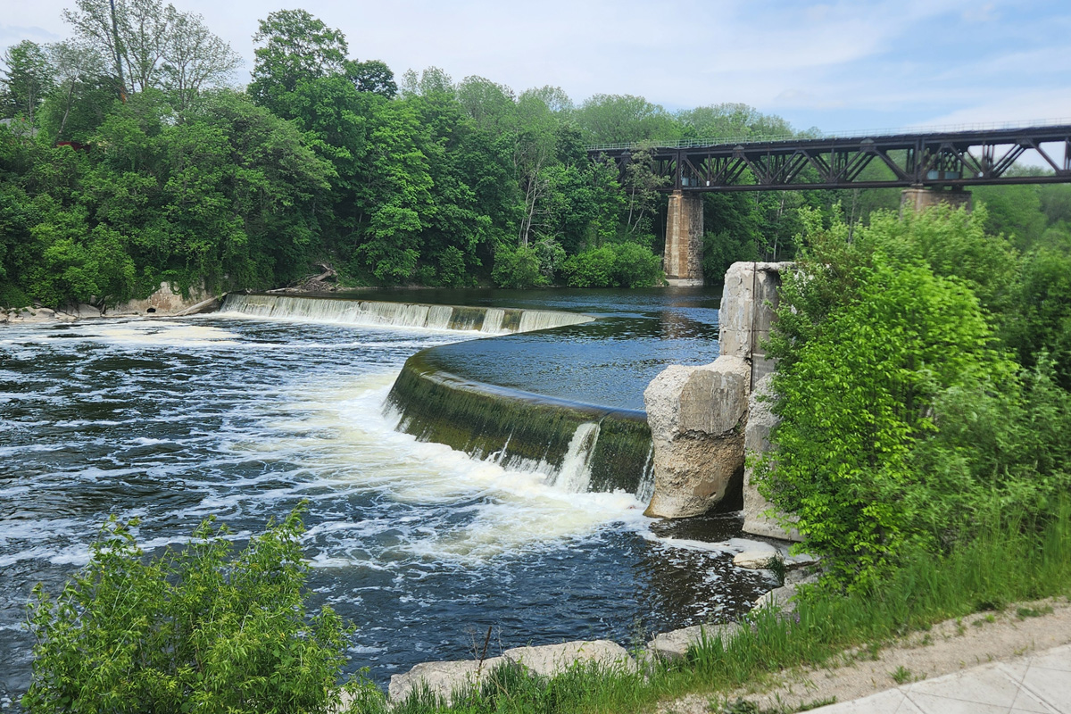 Penman’s Dam sits just below a train bridge that is the delight of train enthusiasts.