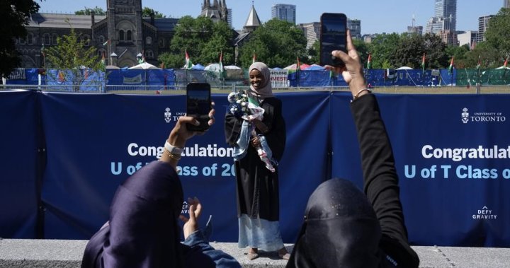 Дипломиращите церемонии в Университета на Торонто продължават на фона на протест в кампуса