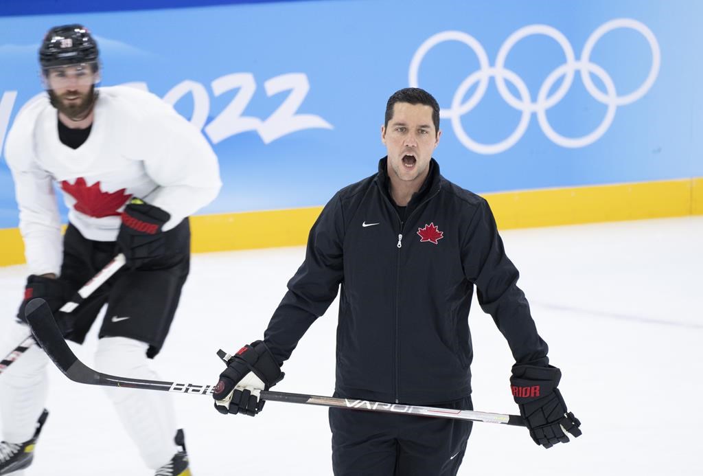 Помощник треньорът на Manitoba Moose се премества на концерт зад скамейката