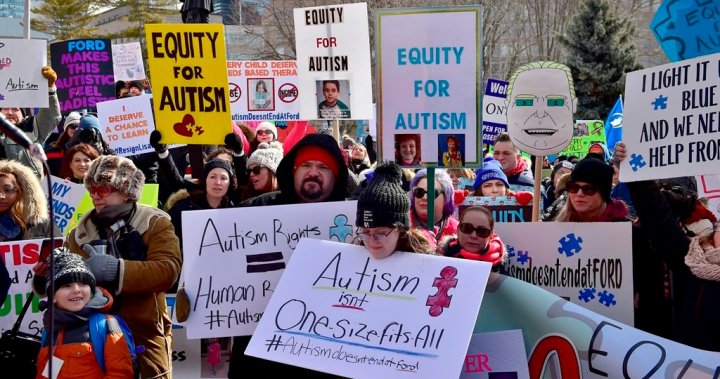 Повече от 70 000 деца в Онтарио търсят публично финансирана подкрепа за аутизъм