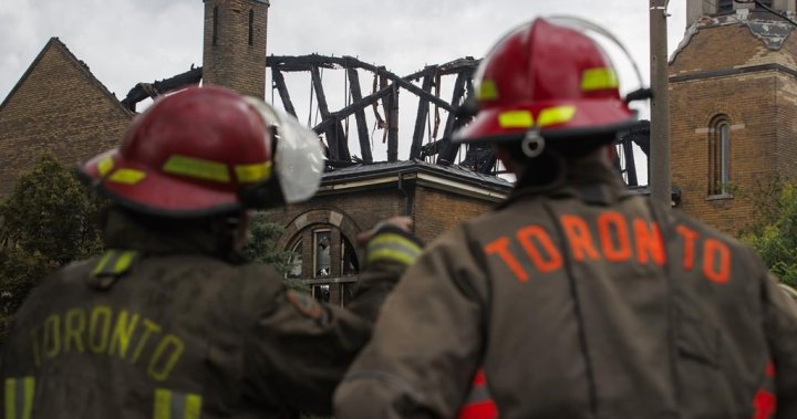 Полицията в Торонто казва че опустошителният пожар в историческата англиканска