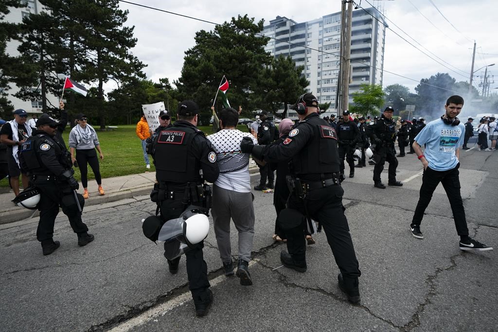 Полицията в Торонто съобщи че е арестувала шестима души на