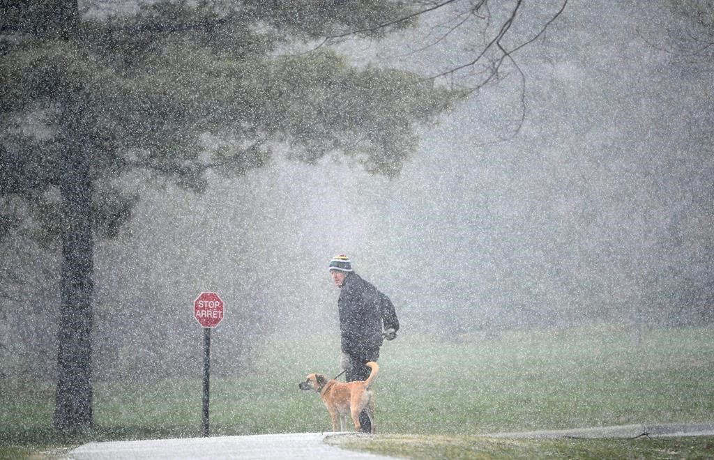 Околна среда Канада казва че бурите проследяващи над южното крайбрежие