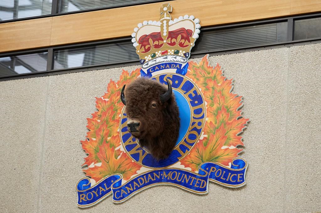 Служител на RCMP в Манитоба е обвинен след като жена