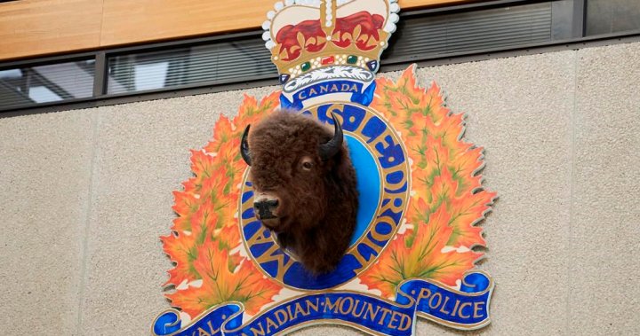Служител на RCMP в Манитоба е обвинен след като жена