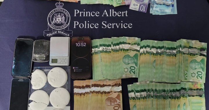 Крек кокаин и голяма сума пари бяха иззети от полицейската