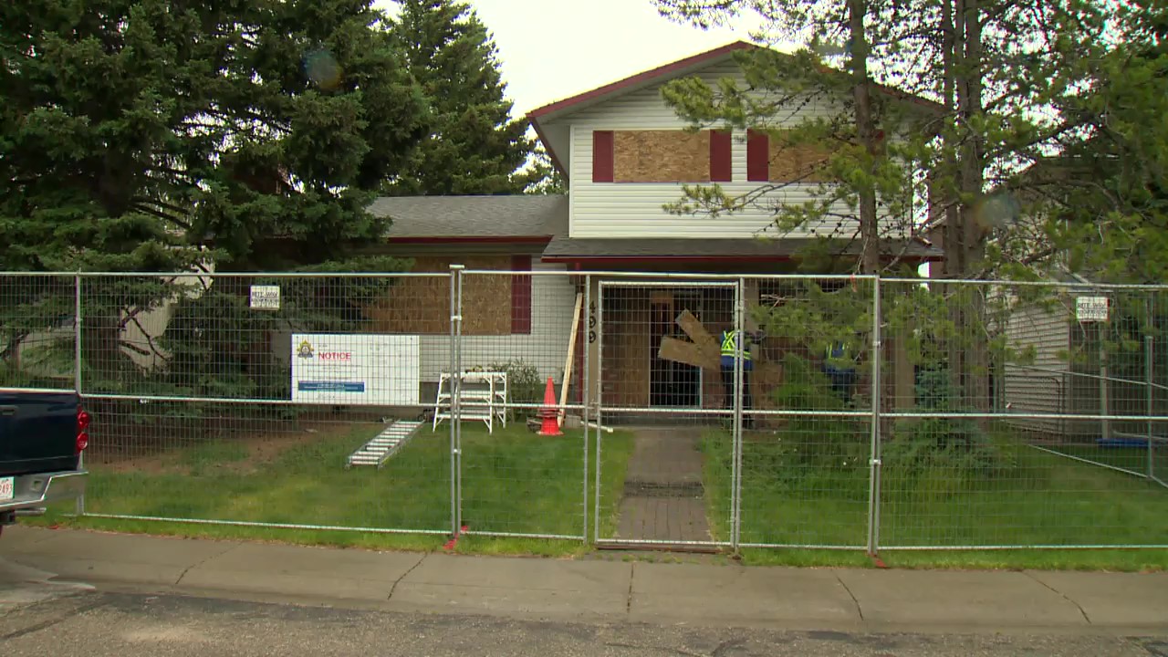 Съседите въздъхнаха с облекчение след като проблемна къща беше заградена