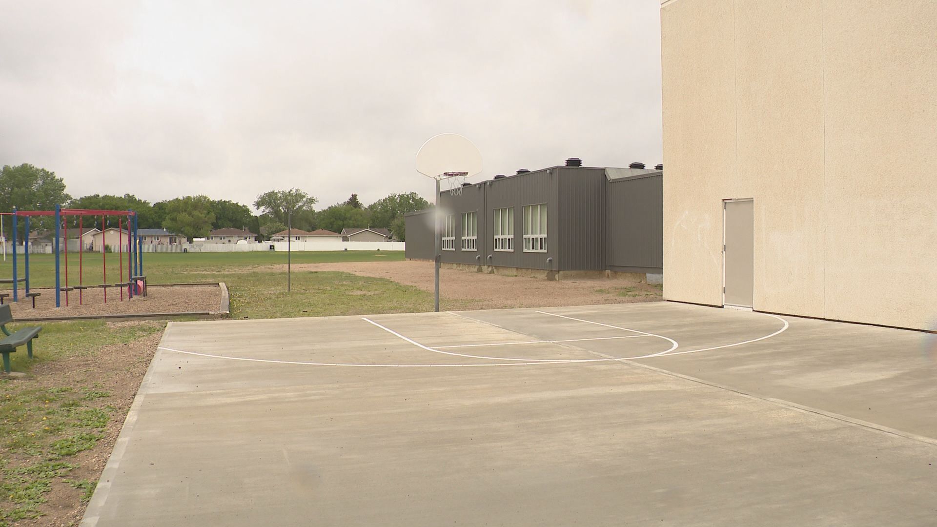 Старо запуснато баскетболно игрище в училище St Timothy получи надстройка