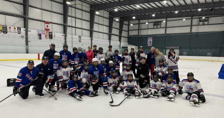 Младежи хокейни играчи от Ню Йорк са добре дошли в Big River First Nation за културен обмен