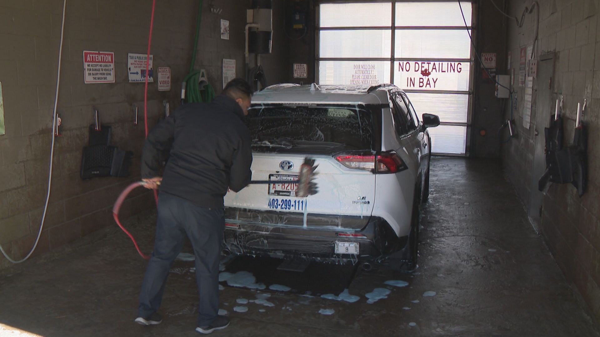 Some Calgary car washes re-open for business amid water restrictions