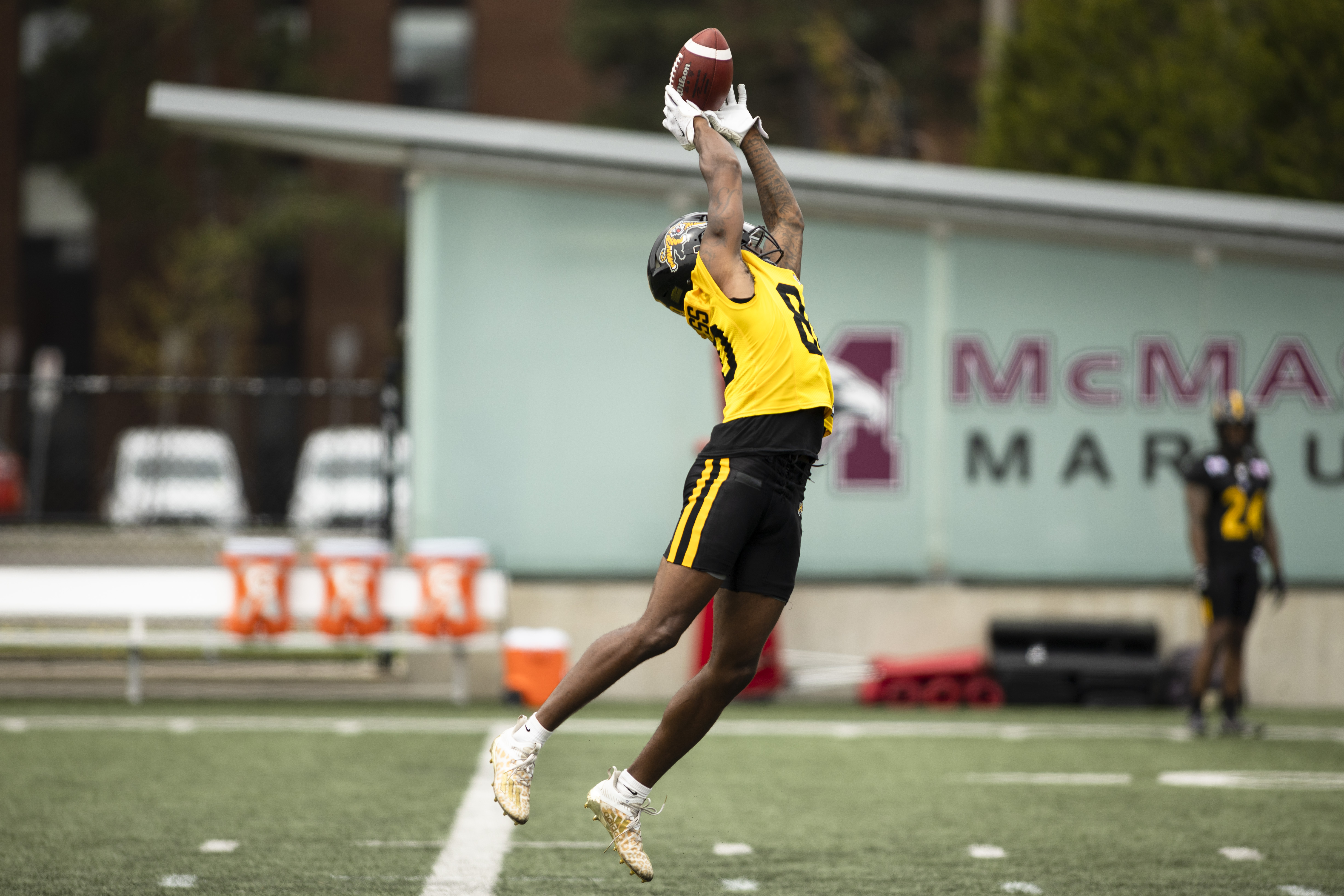 Приемачът Omar Bayless и канадският защитник Мейсън Бенет подчертават дълъг