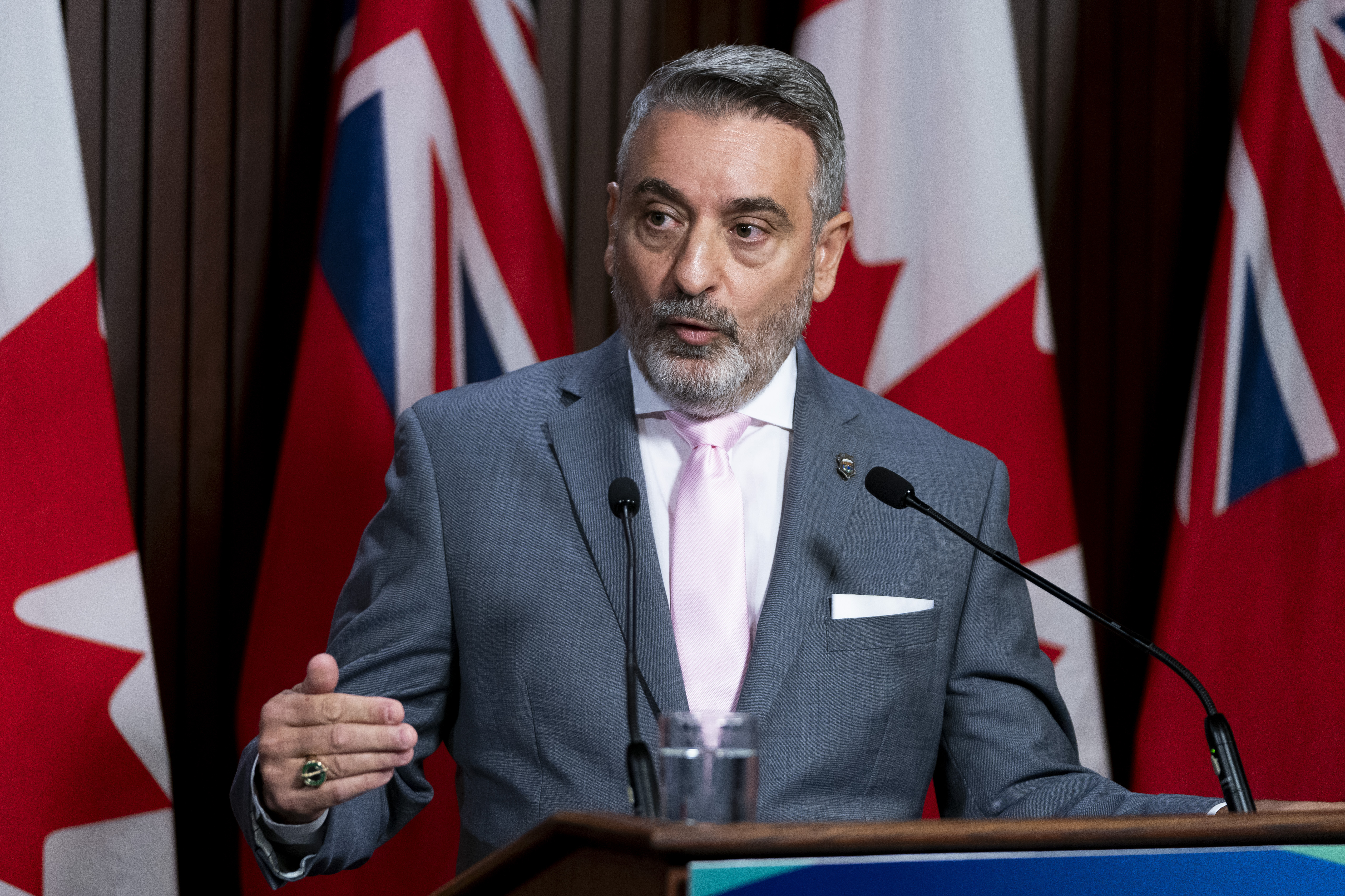 Последният законопроект за жилища на правителството на Форд премина третото