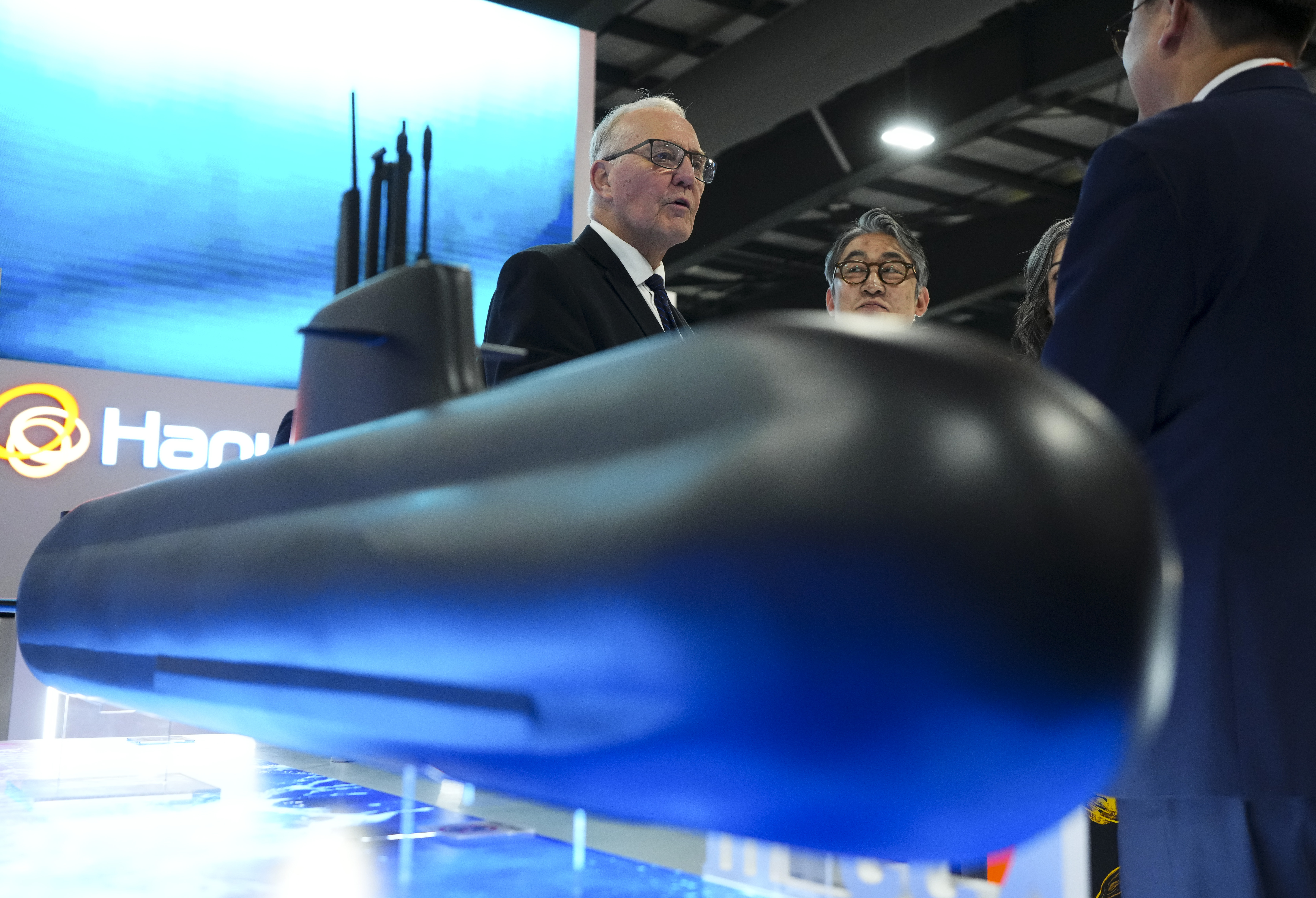 Министрите на отбраната на Канада и Китай седнаха заедно за