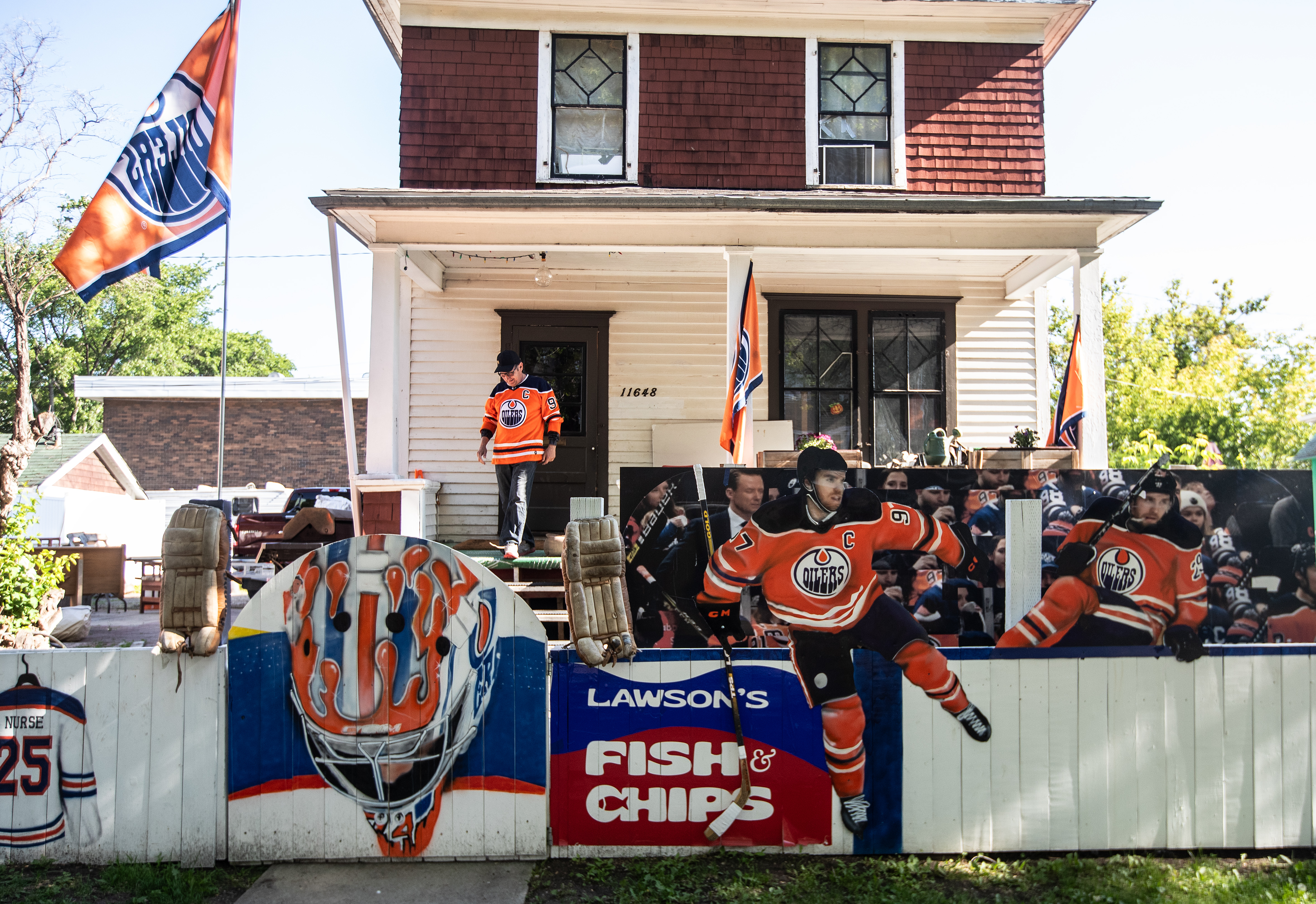 Diehard Edmonton Oilers fan decorates fence with life-sized player paintings
