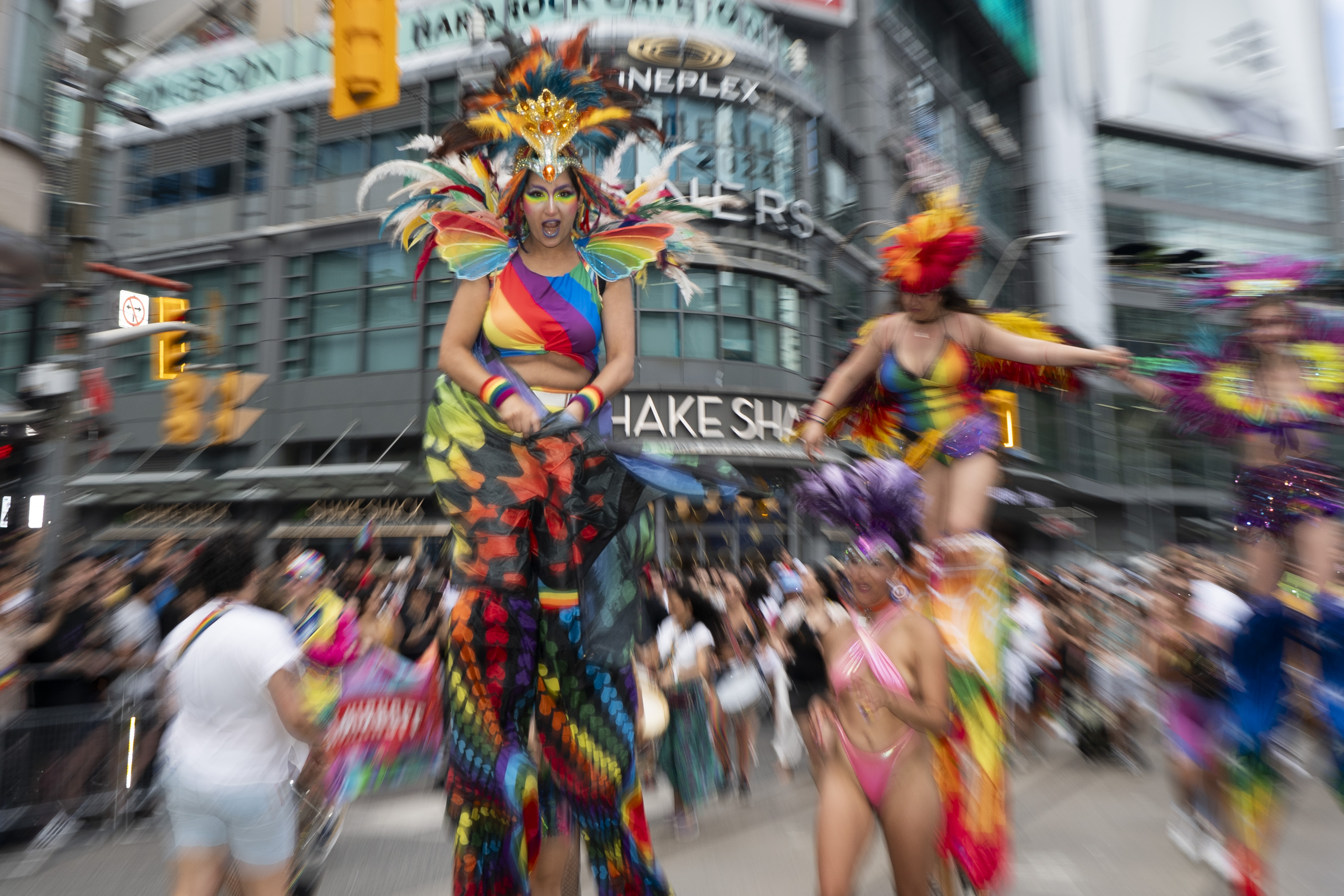 Балони конфети и мехурчета изпълниха въздуха когато хиляди хора се