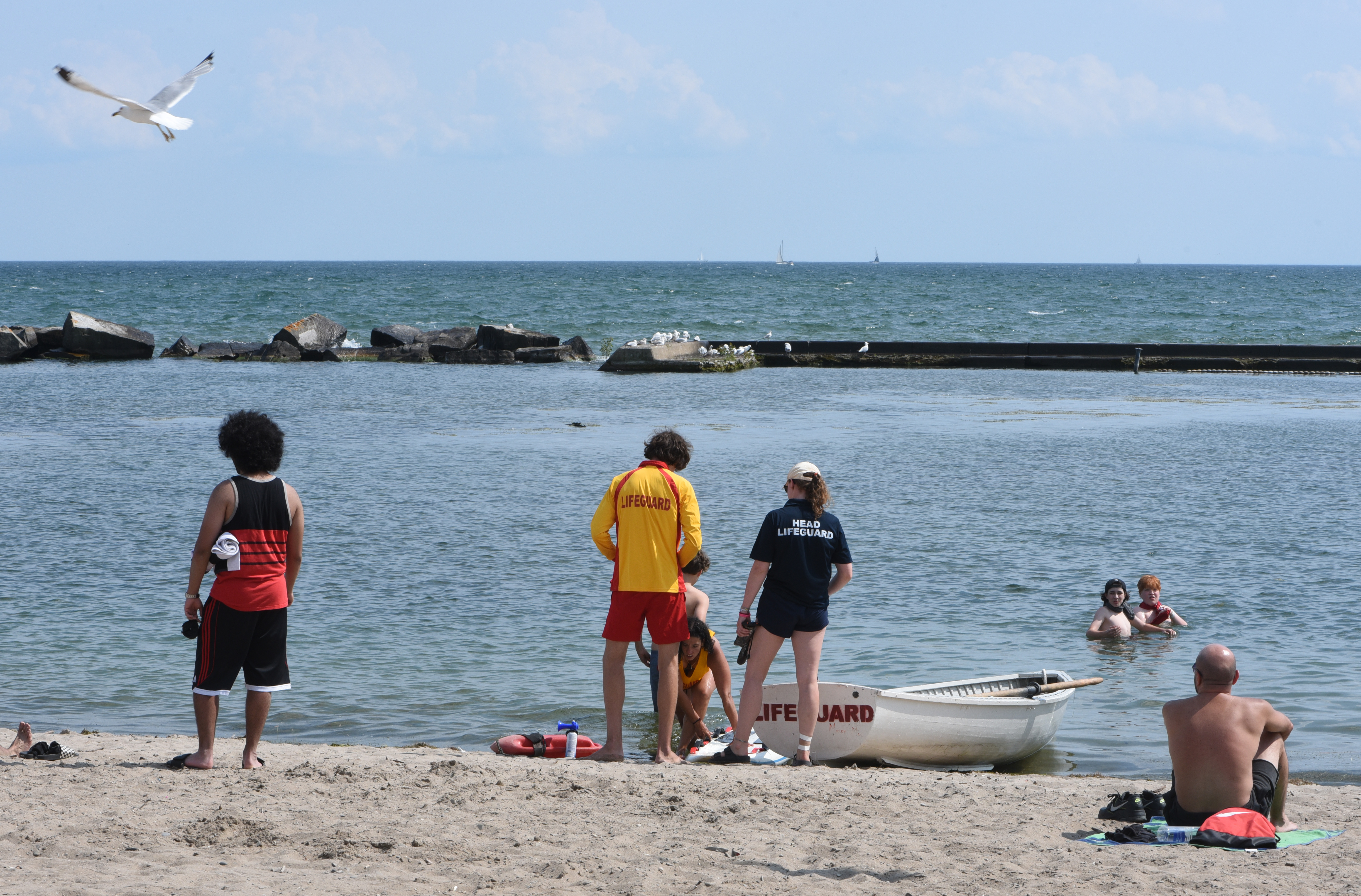 Двама души включително тригодишен загинаха при отделни удавници в Онтарио