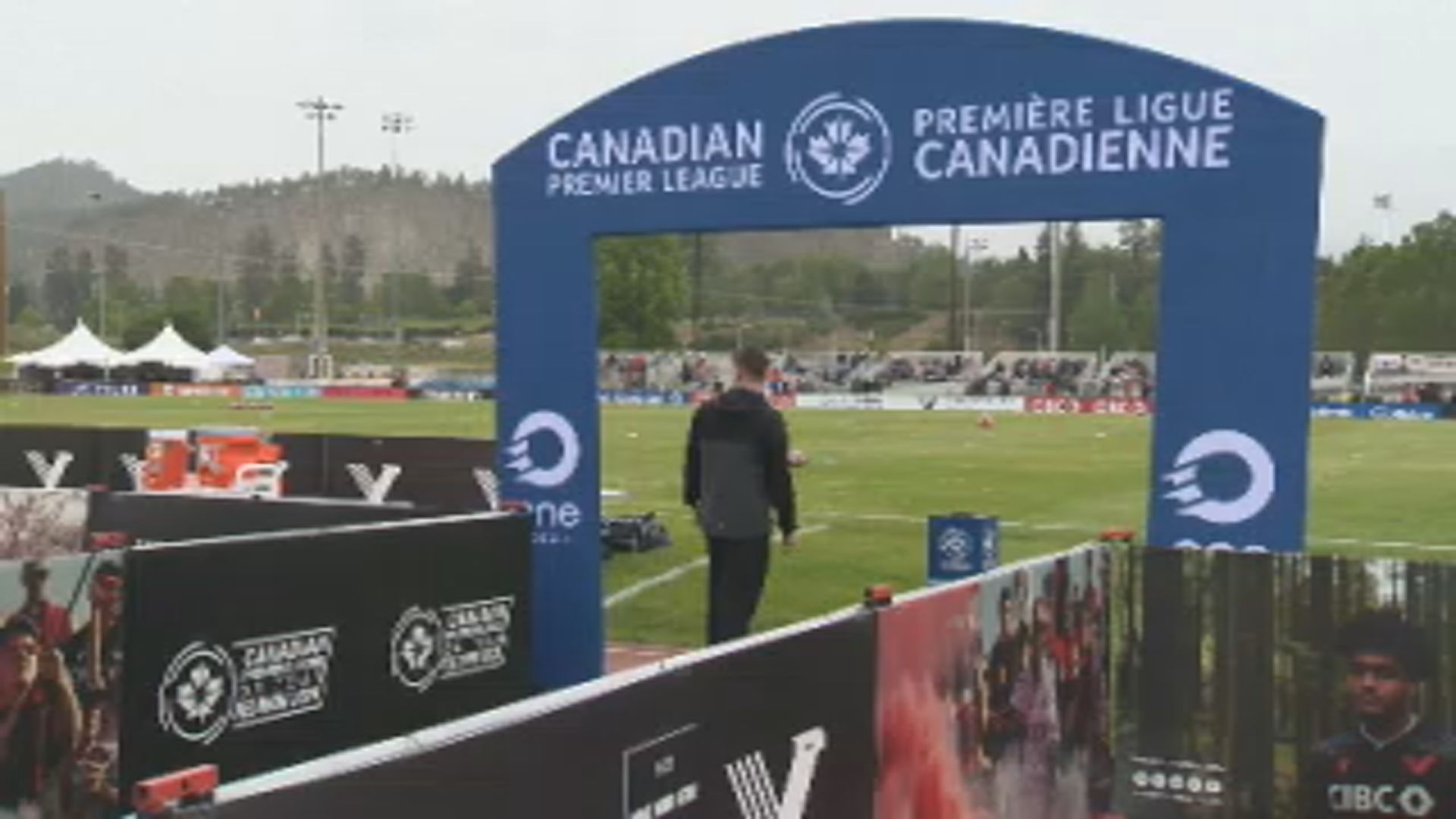 Феновете се съобразиха с дъждовното време в неделя за да