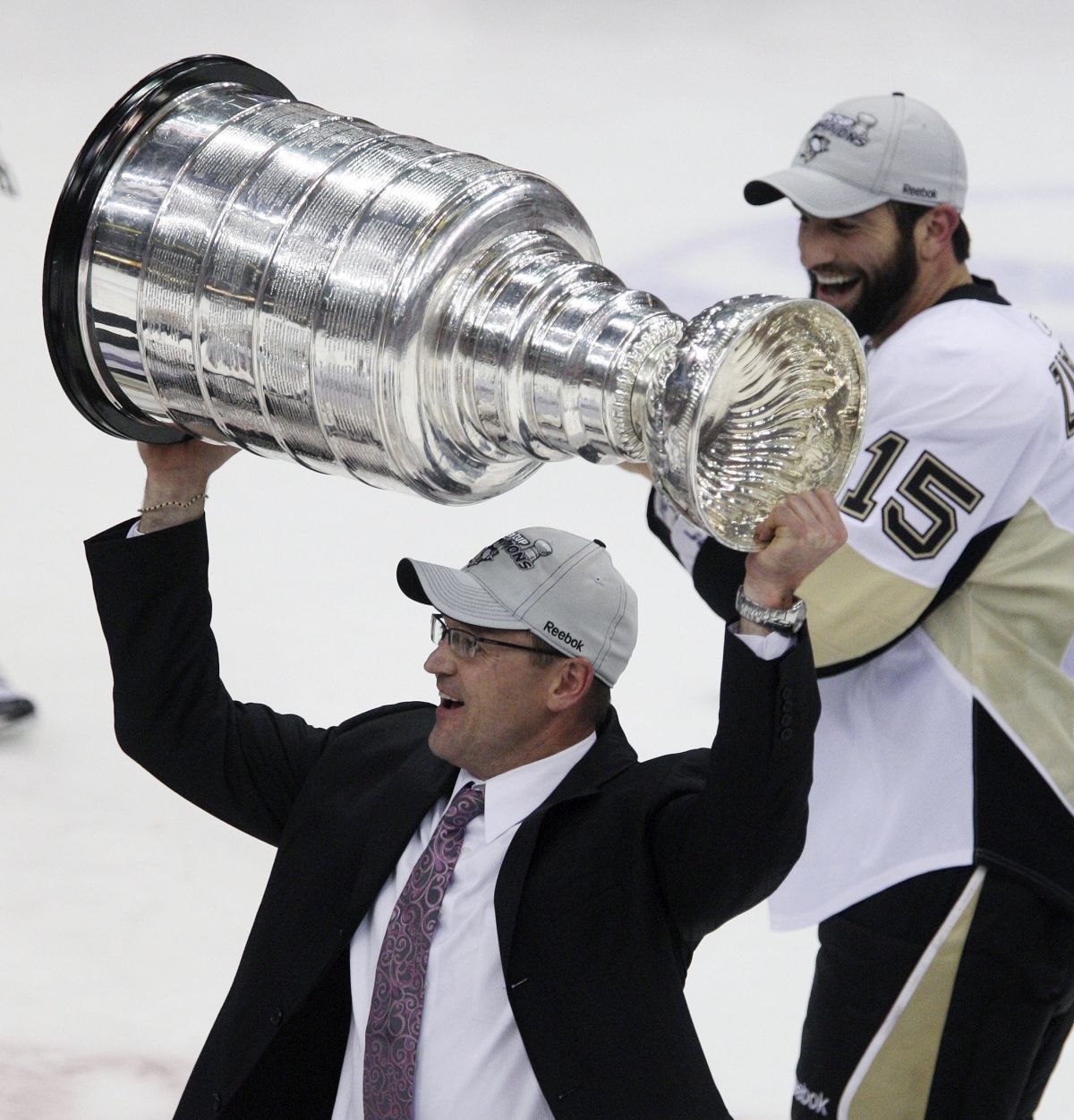 FILE - In this June 12, 2009, file photo, Pittsburgh Penguins head coach Dan Bylsma raises the Stanley Cup after the Penguins defeated the Detroit Red Wings to win Game 7 of the NHL hockey Stanley Cup finals in Detroit. It is Game 4 Friday, Sept. 25, 2020, and right back for Game 5 Saturday night for the Tampa Bay Lightning and Dallas Stars in just the second Stanley Cup Final with a back-to-back since the mid-1950s. It was Games 1 and 2 for then-coach Bylsma’s Penguins and the Red Wings.