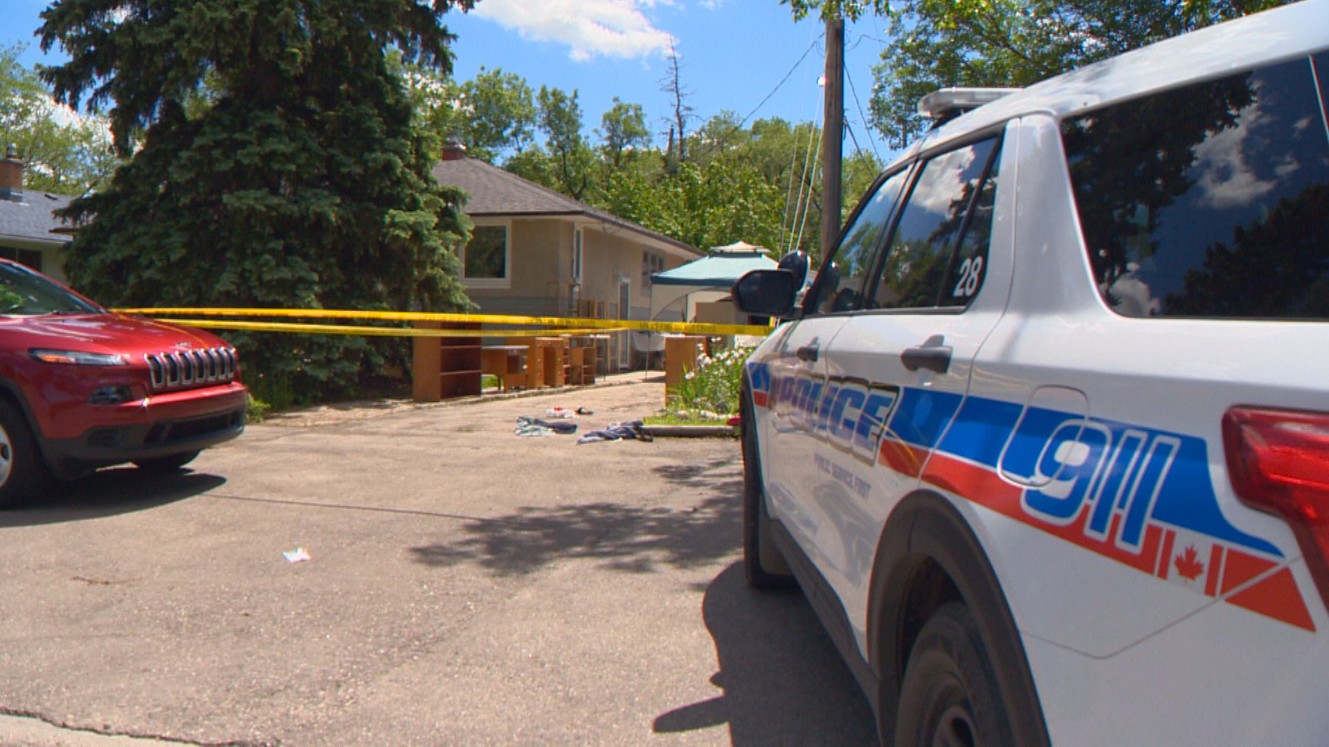 Двама души бяха откарани в болница след като бяха намушкани