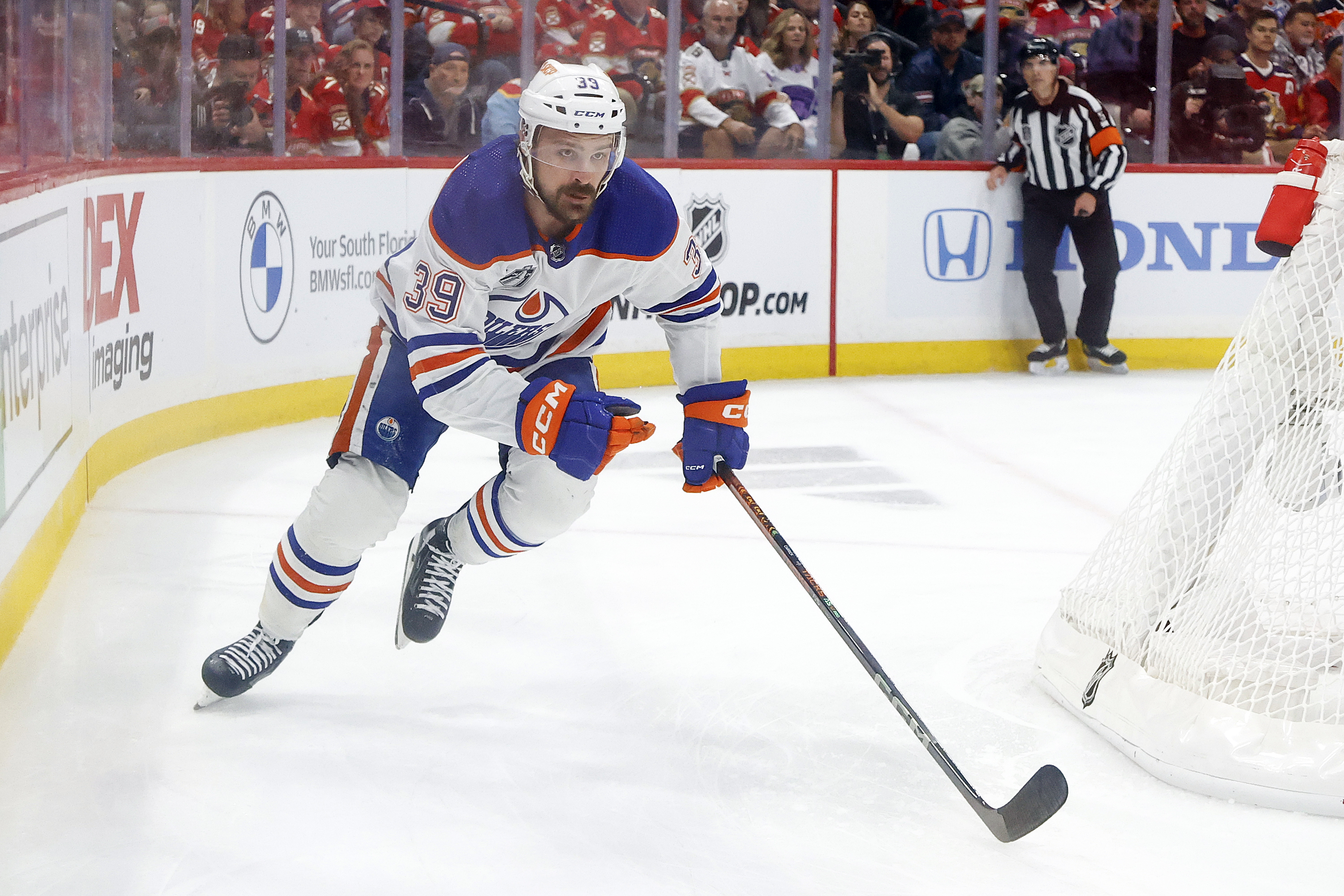 Нападателят на Ойлърс Сам Карик беше глобен за удар на