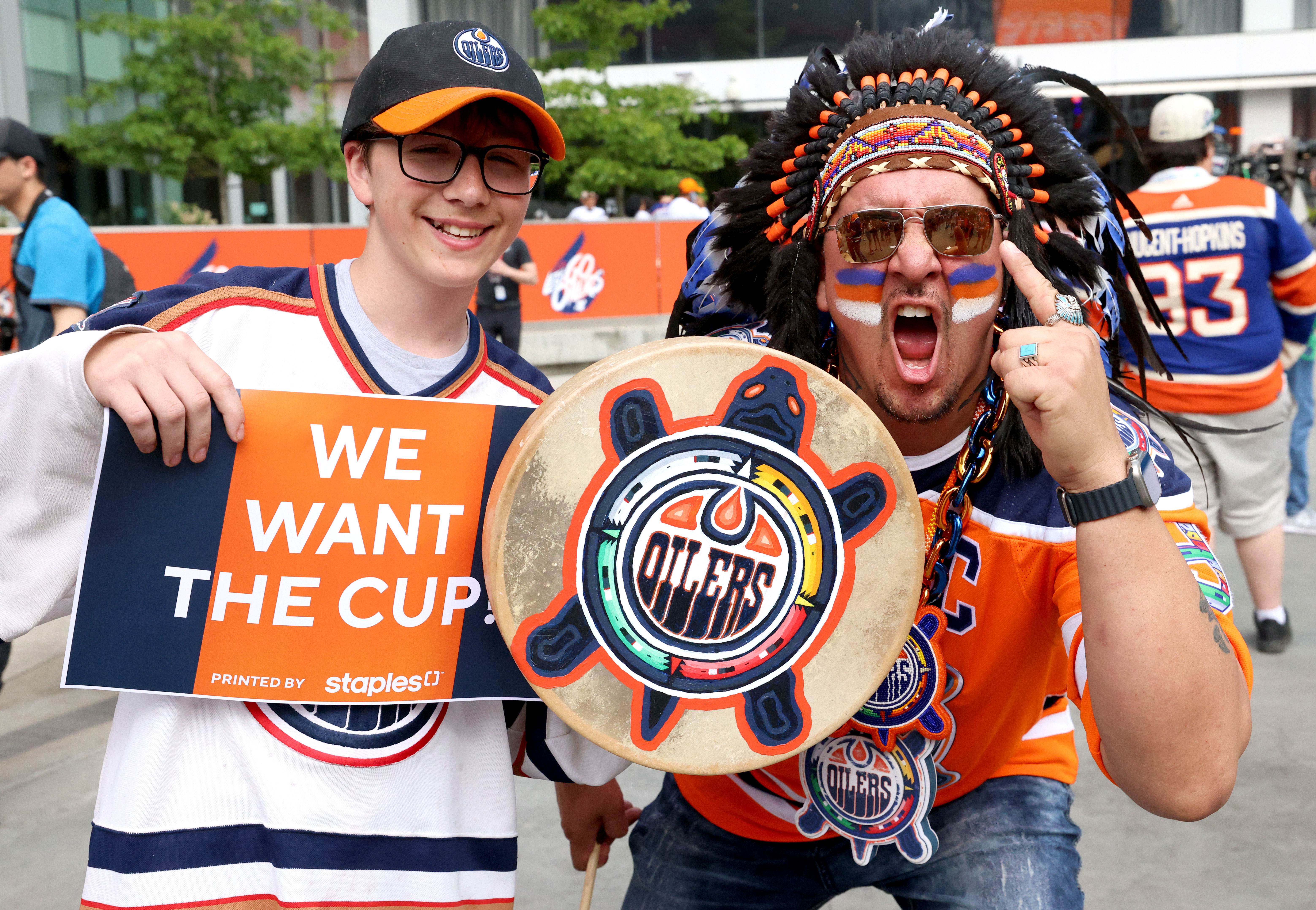 Хиляди безумно щастливи фенове на Едмънтън Ойлърс изреваха както един