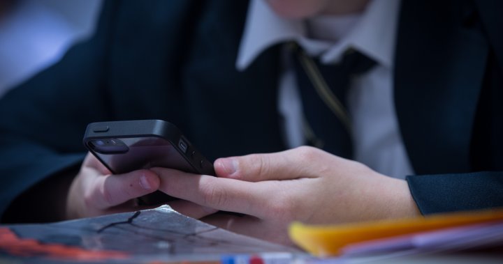 Алберта ще забрани мобилните телефони в детските градини до класните
